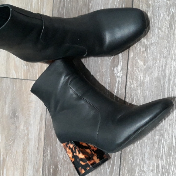 Sol Sana black leather 3 inch heel zip ankle boots with modern heel. Size 6.5 - Picture 6 of 11